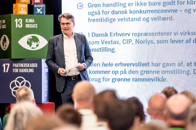 Brian Mikkelsen, direktør i Dansk Erhverv holder et indlæg på scenen