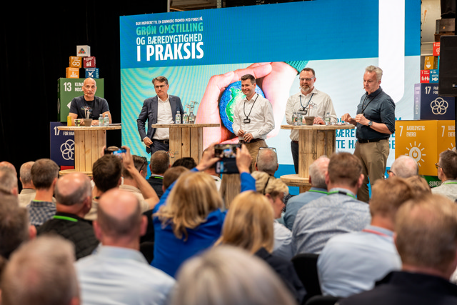 Lars og Morten på scenen foran en fyldt sal