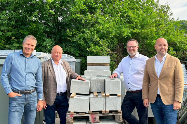 Fra venstre Søren Øls Andersen, Account Manager og Søren H. Sørensen, Regionsdirektør Øst hos Solar Danmark. Dernæst Morten Nilsson, Driftsdirektør og Christian Eriksen, Direktør for eMobility og Infrastruktur hos SIF Gruppen