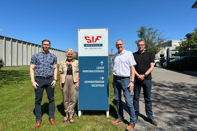 Glade købere og sælgere foran SIF Gruppens adresse i Søborg