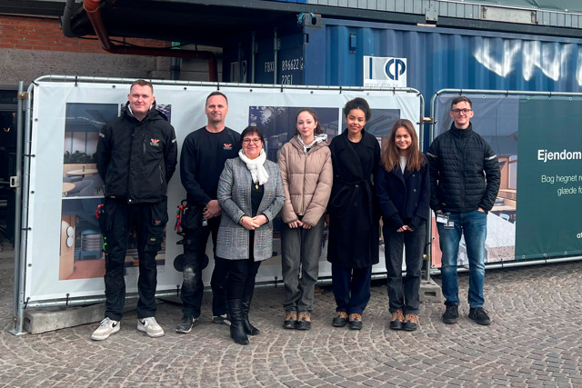 Praktikanter og SIF medarbejdere foran ATP-Ejendomme