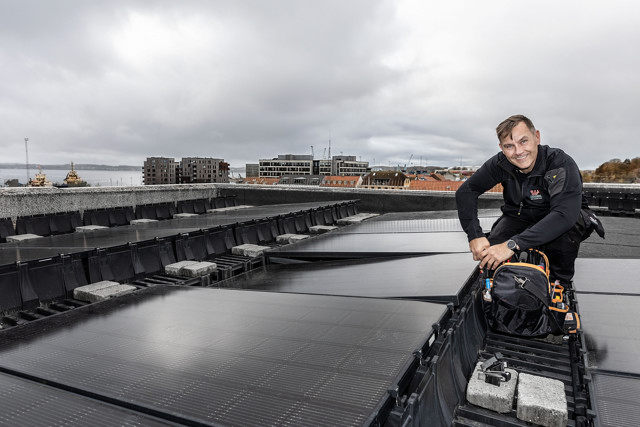 Installatør fra SIF Gruppen servicerer energianlæg på Fredericia Maskinmesterskole