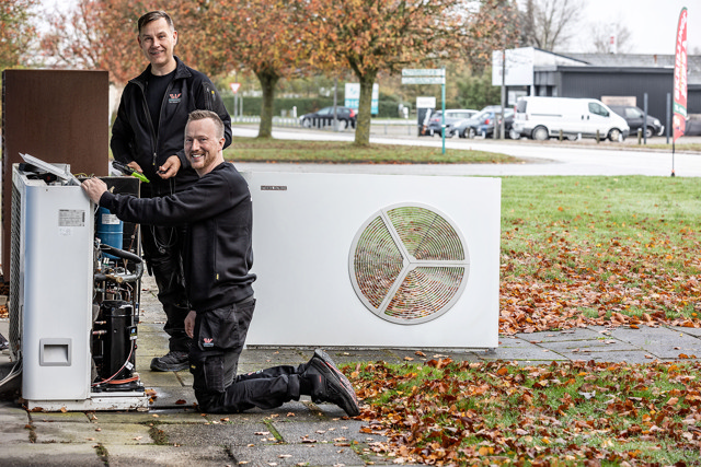 Varmepumpeteknikere fra Niels E. Jensen servicerer varmepumpeanlæg