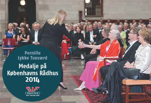 Pernille der trykker Dronning Margrethes hånd på Københavns Rådhus 2014